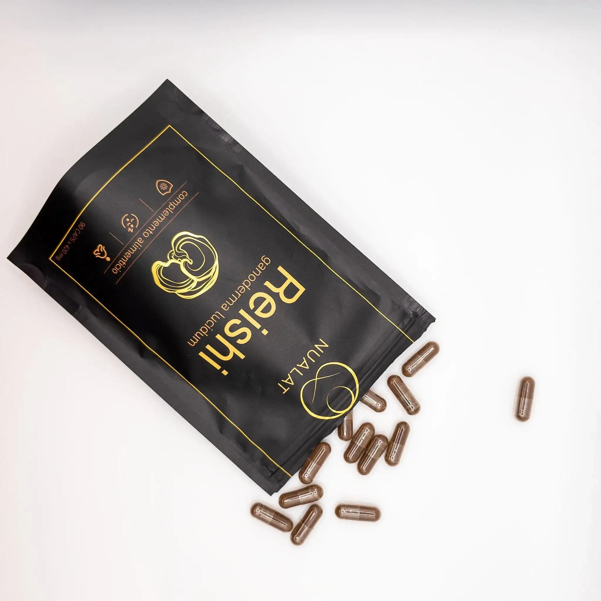 Cápsulas de Reishi NUALAT sobre fondo blanco, suplemento natural de hongos funcionales con alta concentración de betaglucanos y triterpenos.