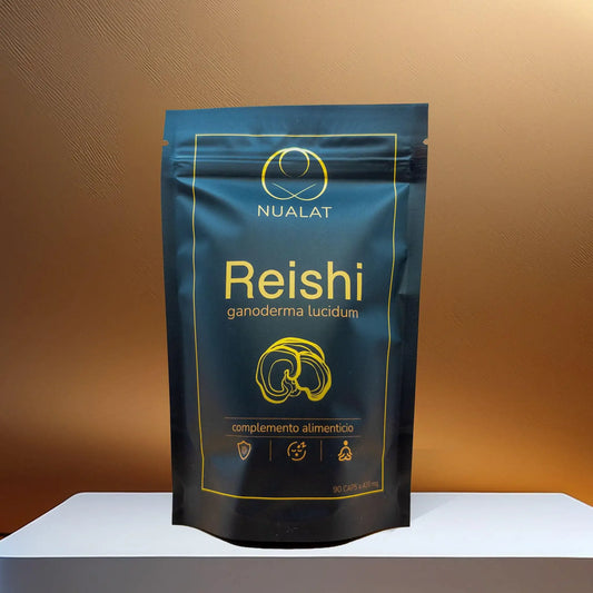 Bolsa frontal del suplemento de  Extracto de Reishi NUALAT con diseño negro y dorado, complemento alimenticio de Ganoderma lucidum en cápsulas.