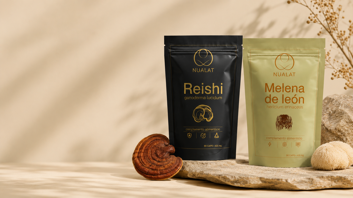 Pouches de Reishi y Melena de León NUALAT sobre fondo cálido